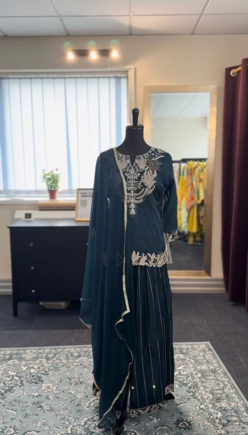 A long teal blue sharara
