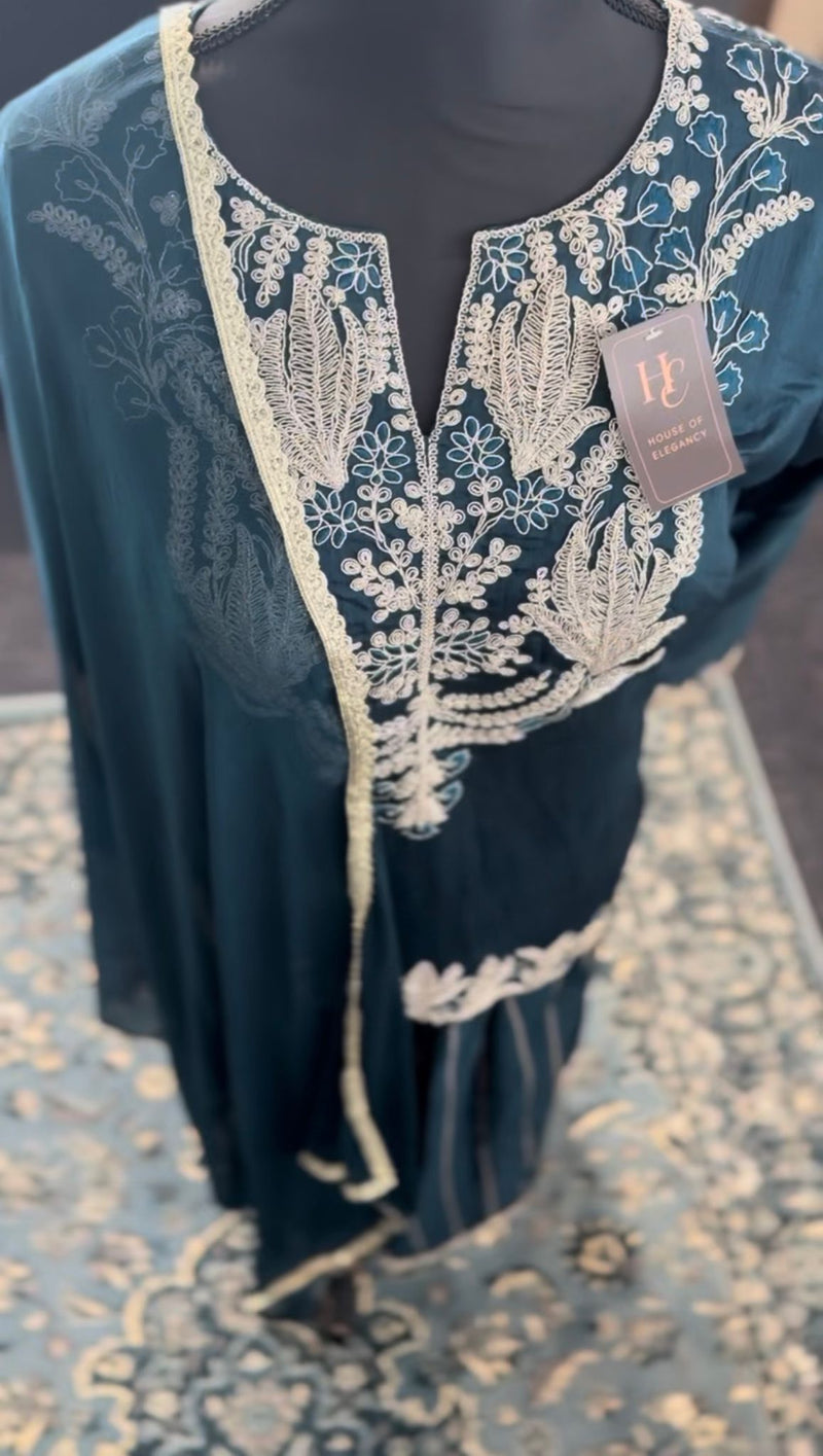 A long teal blue sharara