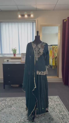 A long teal blue sharara